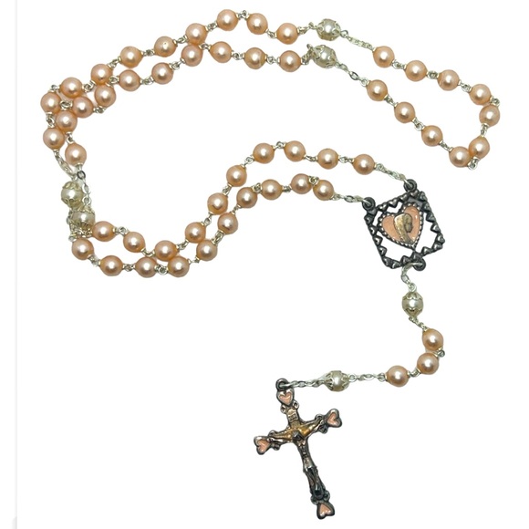 VINTAGE ROSARY WITH WARM PINK PEARL BEADS AND ENAMEL HEART ACCENTS - Picture 3 of 10